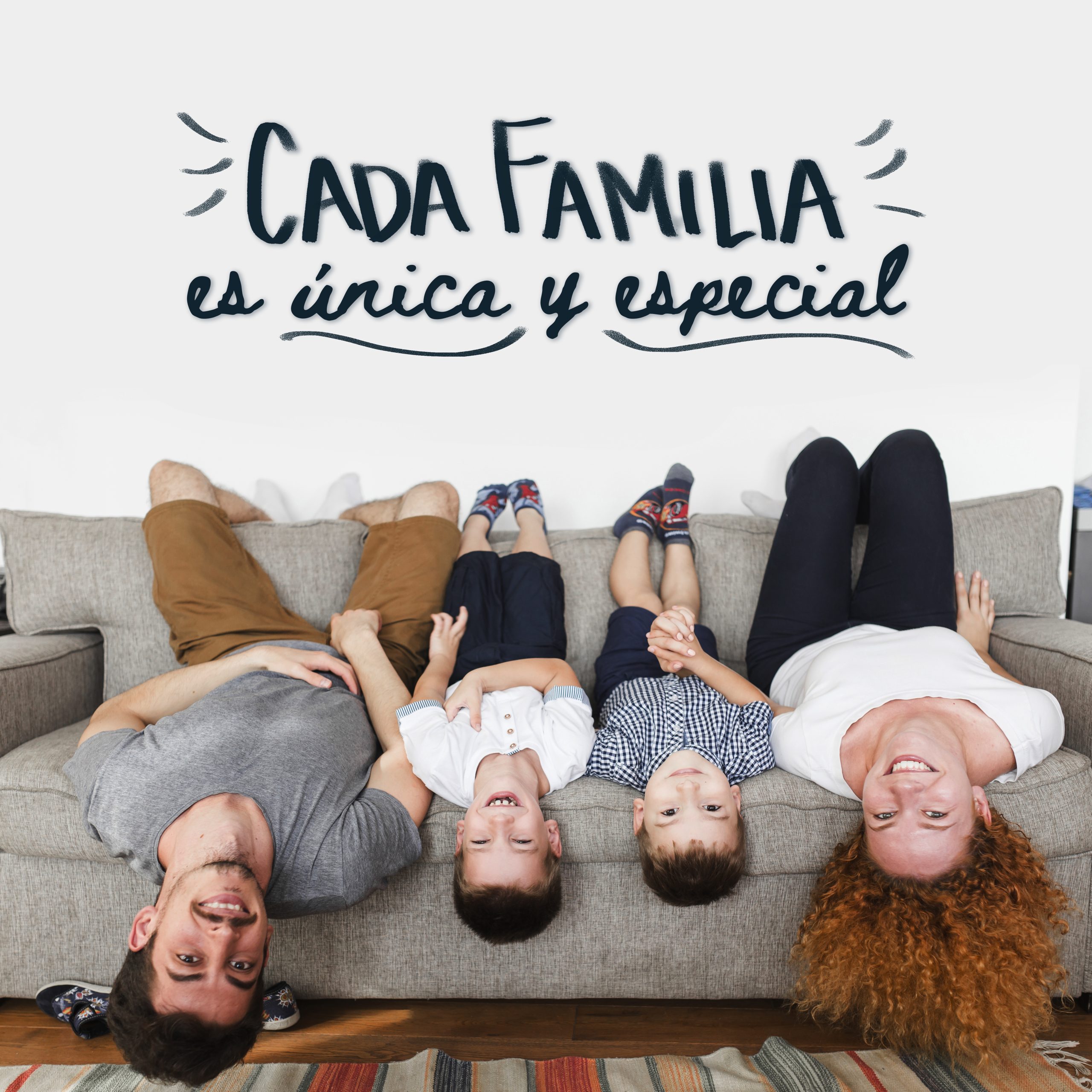 familia-de-tiro-completo-acostado-en-el-sofa